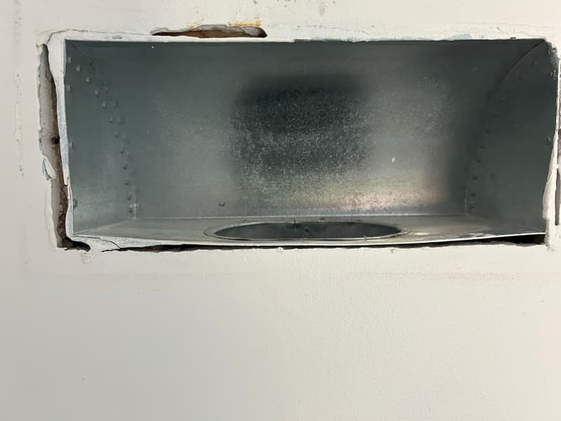 Après — Bouche de ventilation — accumulation de poussière