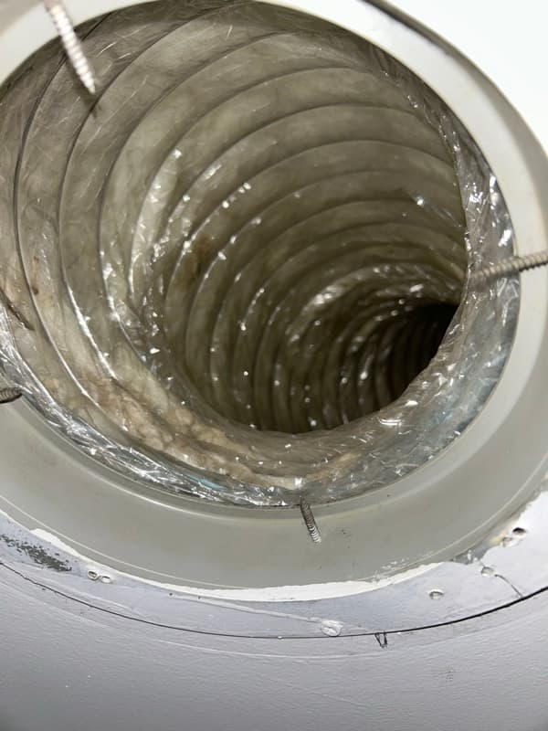 Après — Conduit flexible — dépôts de poussière épaisse